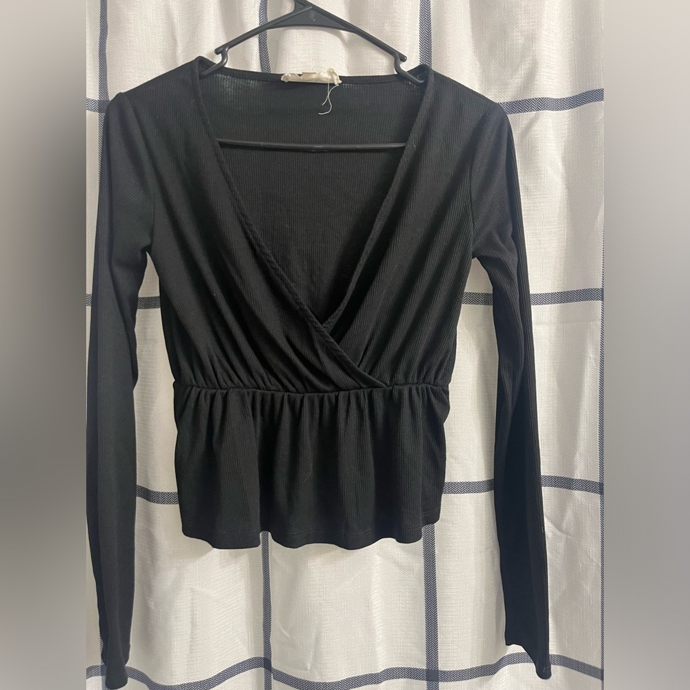 Long sleeve v neck black top